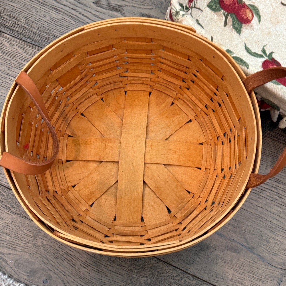 Set of 2 Longaberger Baskets, leather handles, fabric liners - Picture 4 of 9